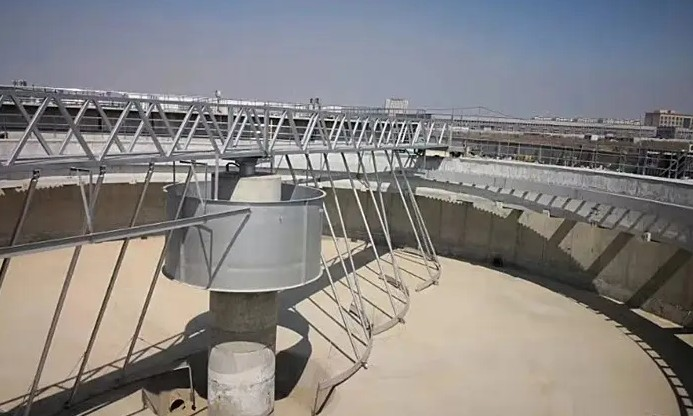 ZQXN型週邊傳動全橋虹(hong)吸式吸泥機