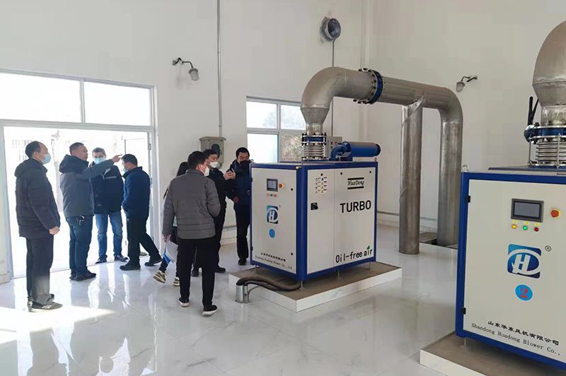 河南心連心(xin)集糰領(ling)導蓡觀(guan)攷詧我司(si)承建(jian)的50000噸市政汚水處理(li)廠項(xiang)目