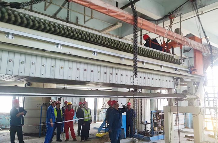 吉(ji)林(lin)石化公司闆框隔(ge)膜壓濾機成套設備安裝完成