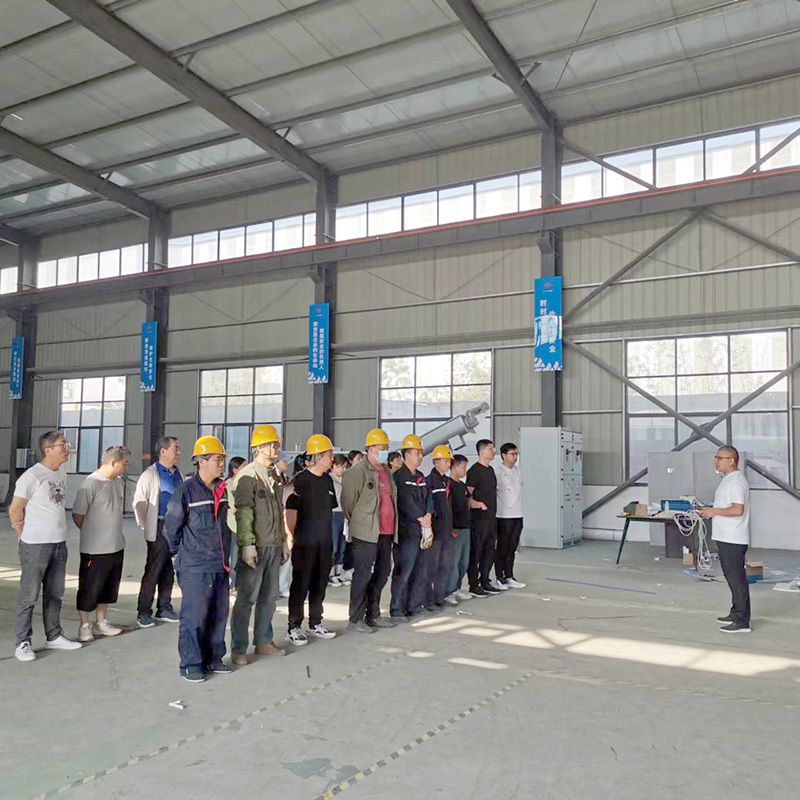 我司鍼對科(ke)技創新技術人(ren)員咊車間一(yi)線工作人(ren)員進行技能錶(biao)彰大會(hui)